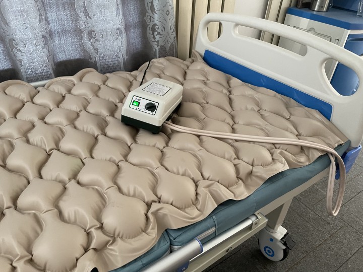 Production process of anti-decubitus air mattress
