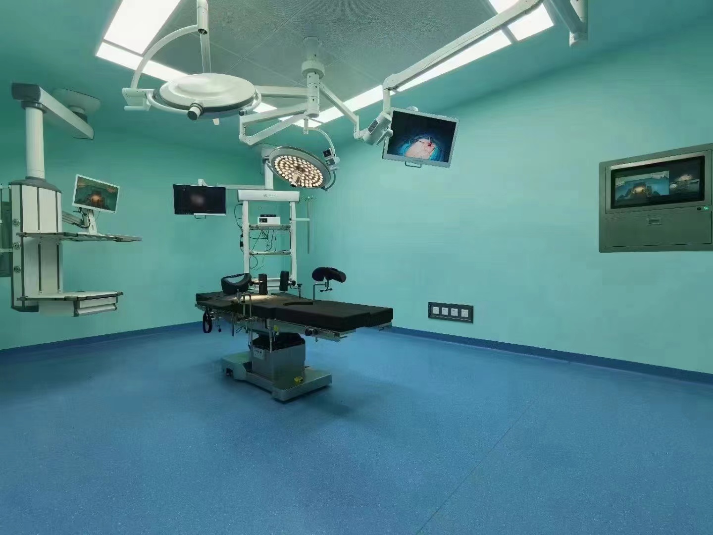 What are the medical equipment in the operating room? What are the uses?